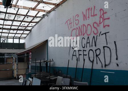 San Francisco, États-Unis. 20 octobre 2026. Le message "CE SERONT DES CONDOMINIUMS QUE VOUS NE POUVEZ PAS VOUS PERMETTRE !" est peint en spray sur un mur intérieur du Thee Parkside récemment fermé. Thomas Hunter II/Alamy Live News Banque D'Images
