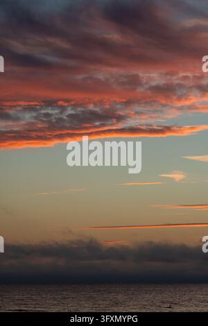 Ciel dramatique au lever du soleil sur la mer à Engure Banque D'Images