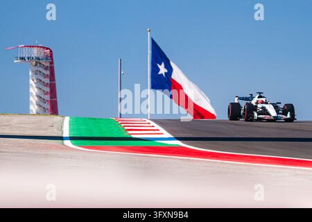 Austin, États-Unis. 23 octobre 2026. ESTEBAN OCON #31 (FRA) de l'équipe TGR Haas F1 (Haas VF-26) avec le drapeau du Texas en arrière-plan le vendredi lors du Grand Prix des États-Unis de Formule 1 2026 sur le Circuit of The Americas à Austin, Texas, États-Unis, le 23 octobre 2026. Photo par Antoine LAPEYRE/Reveries Agency via ABACAPRESS.COM Credit : Abaca Press/Alamy Live News Banque D'Images