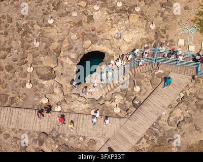 Vue aérienne de touristes attendant dans la grotte Buracona Blue Eye sur l'île de Sal, Cap-Vert Banque D'Images