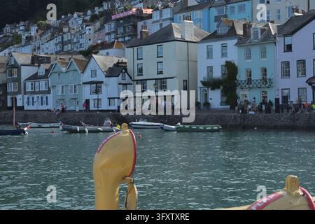 Maisons pastel du front de mer de Kingswear vues depuis la rivière Dart, Dartmouth, Devon, Royaume-Uni, 9 août 2026 Banque D'Images