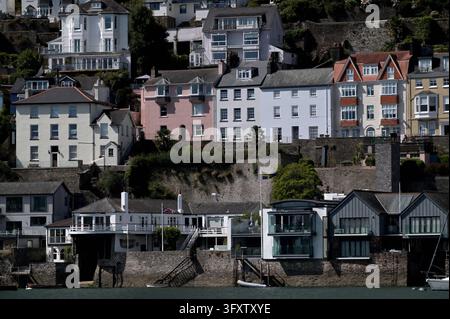 Maisons colorées au bord de l'eau sur la colline de Kingswear sur la rivière Dart, Dartmouth, Devon, Royaume-Uni, 9 août 2026 Banque D'Images