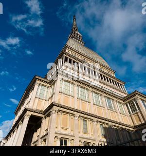 TURIN, ITALIE - 21 OCTOBRE 2026 - La Mole Antonelliana s'élevant au-dessus de Turin, son architecture historique encadrée par un ciel bleu Banque D'Images
