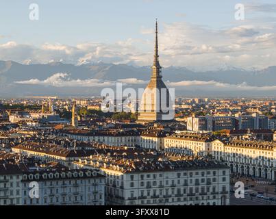 TURIN, ITALIE - 21 OCTOBRE 2026 - Skyline de Turin avec la Mole Antonelliana encadrée par les Alpes enneigées baignées d'une lumière dorée Banque D'Images