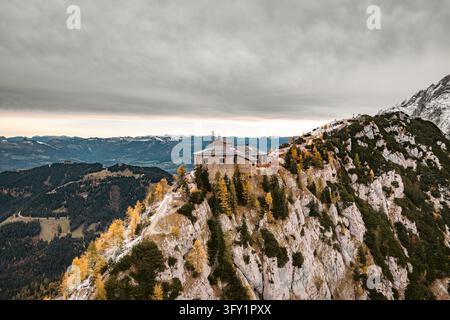 Berchtesgaden, Allemagne – 23 octobre 2026 : Vue aérienne du Kehlsteinhaus perché sur une crête montagneuse avec un feuillage automnal, des falaises rocheuses et des Alpes lointaines Banque D'Images