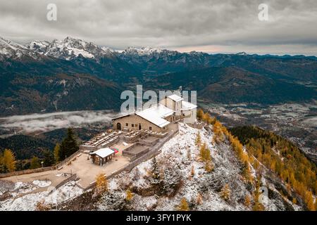 Berchtesgaden, Bavière, Allemagne - 23 octobre 2026 : Vue aérienne du Kehlsteinhaus perché sur un sommet montagneux avec des pentes enneigées, des feuillages d'automne, et Banque D'Images