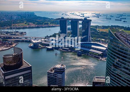 Marina Bay Sands et gratte-ciel vus depuis le Sky Garden de CapitaSpring, Singapour Banque D'Images