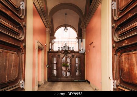 Milan, Italie - 15 octobre 2026 : Grande porte en bois d'un palais historique Banque D'Images