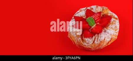 Pâte feuilletée aux fraises et feuilles de menthe isolées sur fond rouge Banque D'Images