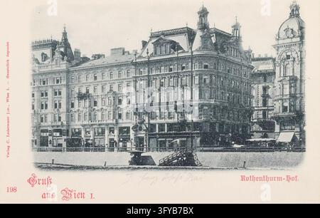 Salutations de Vienne I. Rothenthurm-Hof, 1er arrondissement, ancien Franz-Josefs-Kai 17, 19 et 21, carte postale, Carl (Karl) Ledermann Jr., producteur, cartes postales, illustrées, vers 1898, collotypie, Danube, 1er arrondissement : Innere Stadt, canaux, eaux (en ville), quai, la maison ou la rangée de maisons habituelle, bâtiment plat, immeuble d'habitation, maison combinée avec magasin, Collection Kabinett de Vienne Autriche, Un grand bâtiment historique fait face à une rue riveraine tandis qu'un petit bateau et une rampe en bois se trouvent sur l'eau devant Banque D'Images