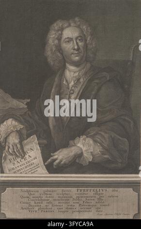 (....) PFEFFELIUS (...), Johann Andreas Pfeffel l'Ancien, graveur à l'eau-forte, marchand d'art et éditeur à Augsbourg, précédemment employé comme graveur à l'eau-forte de la cour impériale à Vienne, Johann Georg Pintz (1697–1767), graveur à l'eau-forte, d'après : George des Marées (ou Desmarées) (1697–1776), gravures graphiques, gravure à l'eau-forte, avant 1748, papier, hauteur 31,9 cm, largeur 20,8 cm, Georg de Marees pinxit., Ioan. Georg. Pintz sculp., Beaux-Arts, Commerce, portrait, homme, Un homme assis en tenue d'époque tient un livre et gesticule de la main tout en posant pour un portrait dans un décor intérieur. Banque D'Images