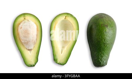 Set d'avocats frais avec le fruit entier et les moitiés tranchées montrant le noyau sur fond blanc Banque D'Images