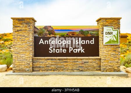 Syracuse, UT, États-Unis - 14 août 2026 : Monument d'entrée en pierre du parc d'État d'Antelope Island dans le nord de l'Utah Banque D'Images