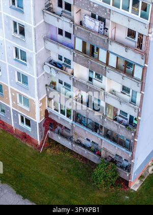 Vue aérienne du microdistrict résidentiel de Plavnieki à Riga, montrant la façade d'un immeuble d'appartements de l'ère soviétique avec balcons, fenêtres et aut Banque D'Images