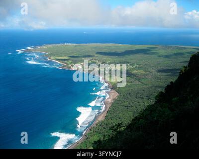 Une vue panoramique depuis le Pali Trail regardant vers la péninsule de Kalaupapa sur l'île hawaïenne de Molokai, située dans le parc historique national de Kalaupapa, Hawaï, États-Unis. La perspective élevée met en valeur la topographie dramatique et les falaises abruptes de la mer qui ont historiquement isolé cette langue de terre côtière. L'établissement de Kalaupapa est visible le long de la rive ouest, tandis que le cratère proéminent de Kauhako s'élève en haut à droite. Plus au nord le long de la péninsule, le phare se dresse face au Pacifique. Une version optimisée d'une image du Service des parcs nationaux américains. Crédit : NPS / P Pro Banque D'Images