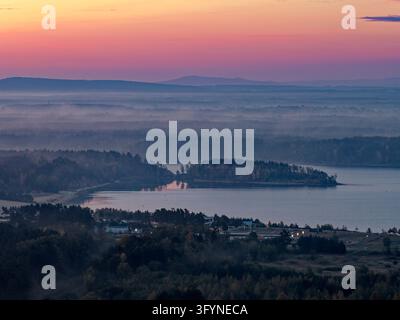 Brouillard matinal sur le paysage automnal autour du lac Baerwald. Réserve de biosphère de la haute lusace des landes et étangs UNESCO, Une péninsule boisée Banque D'Images