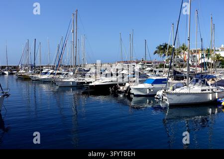 Bateaux à voile réfléchis amarrés dans la marina de Puerto de Mogán, Gran Canaria, Îles Canaries, Espagne, UE. Banque D'Images