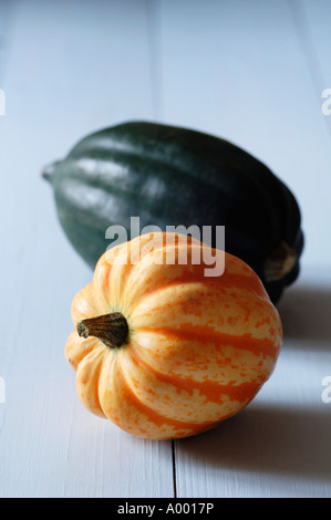 Les petites courges sur table en bois peint en bleu Banque D'Images