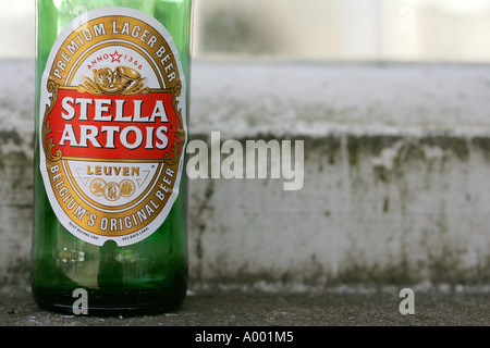 La fin Blgium premium lager bière Stella Artois verre vert bouteille chill street open air à l'extérieur piscine en plein air des lieux d'amis Banque D'Images