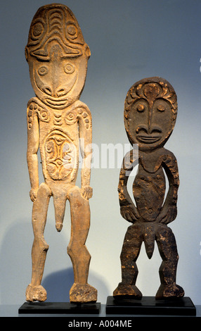 Deux figures traditionnelles de bioma ancestral en bois sculptées à la main avec des groupes culturels de phallus éminents de la région du golfe Papouasie en Papouasie-Nouvelle-Guinée. Banque D'Images