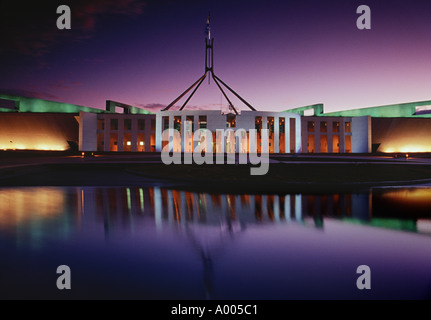 La Maison du Parlement sur la colline du Capitole avec 4 pattes du mât du drapeau au crépuscule Canberra Australie Banque D'Images