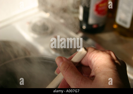 Soupe d'agitation sur une plaque de cuisson cuisine Banque D'Images
