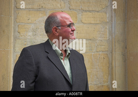 Portrait d'un homme habillé en passant Banque D'Images