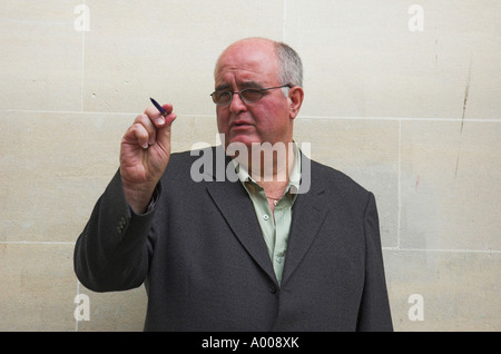 Portrait d'une façon décontractée habillé woman d'un mur de pierre Banque D'Images