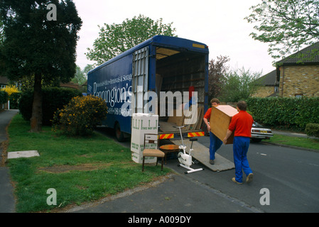 Déménageurs déménager des meubles en camion Banque D'Images