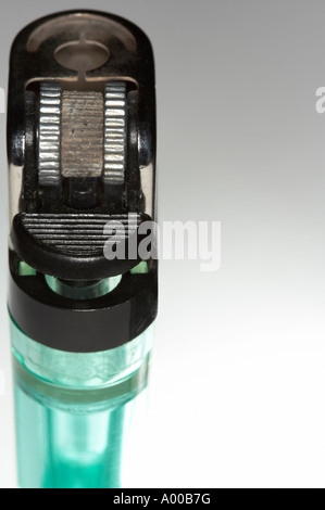 Plastique vert briquet au butane Banque D'Images
