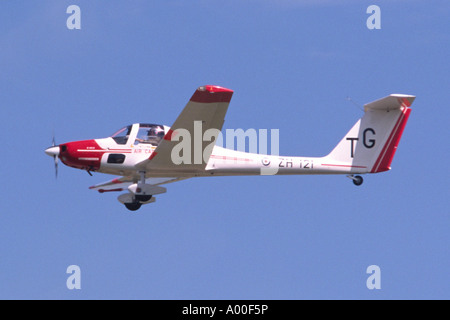 Grob G109B vigilants T1 exploité par la RAF Les Cadets de l'escalade après son décollage de RAF Fairford Banque D'Images