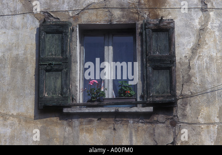 Fenêtre et volets sur l'ancienne maison des Alpes italiennes Banque D'Images
