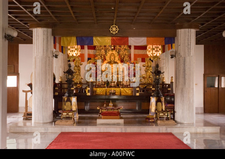 Intérieur du temple bouddhiste japonais Daijokyo avec statue de Bouddha dorée à Bodhgaya, Bihar, Inde. Banque D'Images
