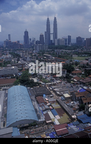 Kuala Lumpur Malaisie occidentale avec Petronas Towers de l'arrière-plan et les vieux marchés de rue en face Banque D'Images