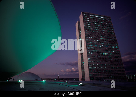 Palais des congrès de nuit Brasilia capitale du Brésil Amérique du Sud années 1980 1985 HOMER SYKES Banque D'Images