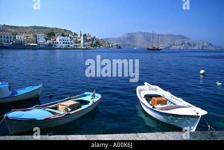 Des canots de pêche Gialos Symi Grèce Banque D'Images