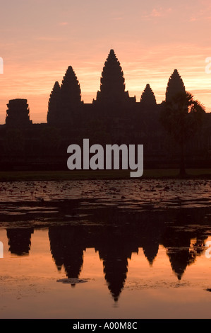 Ankor Wat Temple sunrise et de réflexion dans l'eau Cambodge Asie du sud-est Banque D'Images