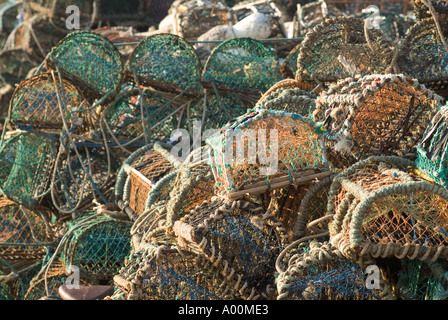 Des casiers à homard sur le quai à côté du port de Scarborough dans le Yorkshire du nord angleterre scarborough dans moared bateau de pêche en Amérique du Banque D'Images