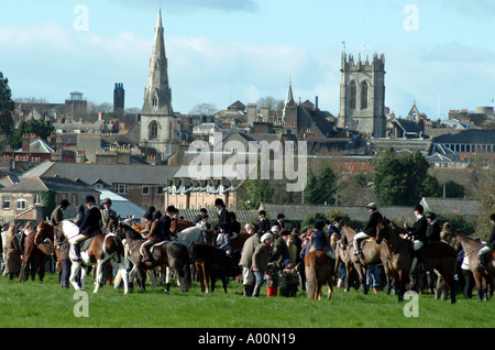 Les partisans de recherche de répondre à Dorchester Dorset deux jours après l'interdiction de chasse est devenue loi en Angleterre UK Fox hunting Banque D'Images