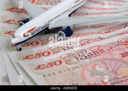 Toy Airplane sur un tas de cinquante pound note Banque D'Images