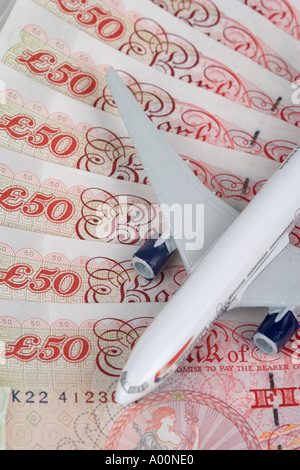 Toy Airplane sur un tas de cinquante pound note Banque D'Images