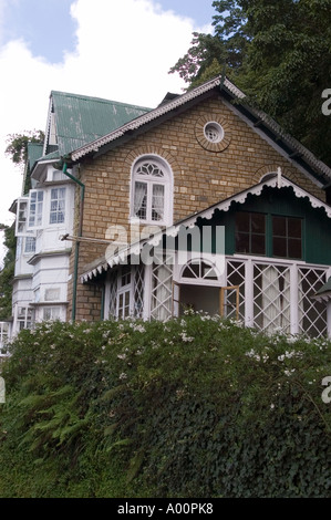 Belle maison de l'époque britannique du patrimoine à Darjeeling, Bengale occidental, Inde, avec l'architecture coloniale, murs de pierre, et des toits à pignons verts. Banque D'Images