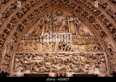 Le tympan de la CATHÉDRALE NOTRE DAME PARIS FRANCE Banque D'Images