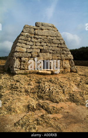 dh Naveta NAVETA DES TUDONS MINORQUE préTalayotic enterrement tombe tombe tombe la plus ancienne construction couverte en Espagne Banque D'Images