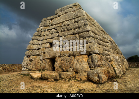 dh Naveta NAVETA DES TUDONS MENORCA préTalayote tombe de chambre funéraire le plus ancien bâtiment couvert d'Espagne Banque D'Images