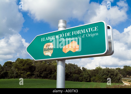 dh AGRICULTURE MENORCA Signpost point à la ferme produit du fromage Mahon local produits laitiers minorque Banque D'Images