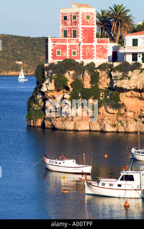 Dh Cales Figuera ES CASTELL MENORCA de bateaux de plaisance et yachts ancrés dans la baie Banque D'Images