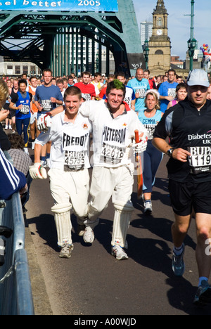 dh Great North Run NEWCASTLE NORTHUMBRIA Cricketer les coureurs qui s'exécutent Le pont Tyne en semi-marathon de course sur route robe de fantaisie costume de charité fun royaume-uni Banque D'Images