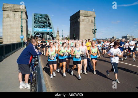 dh Great North Run NEWCASTLE NORTHUMBRIA Runners traversant le Tyne Bridge en demi-marathon course sur route jogging femmes club Banque D'Images