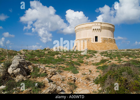 dh Torre de Fornells FORNELLS MENORCA Tour de défense espagnole sur le fort de la tour de guet de seacliff à flanc de colline Banque D'Images